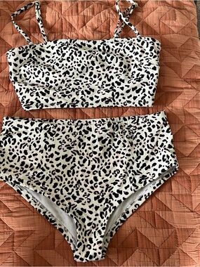 Rhythm Women's Medium Top/Large Bottom Swim Set